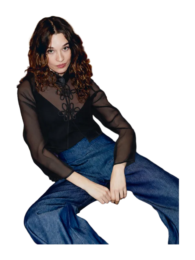 Louise Juliet Chaquet in Noir