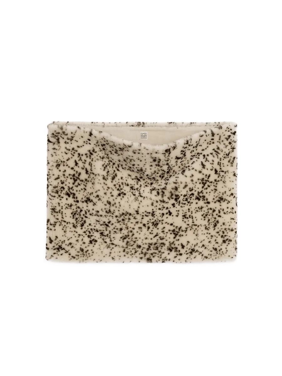 Totême Stracciatella shearling muff black/white